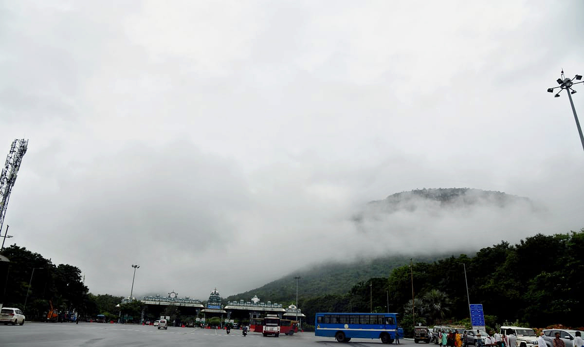 Tirumala Tirupati Temple Today Heavy Fog Photos - Sakshi4