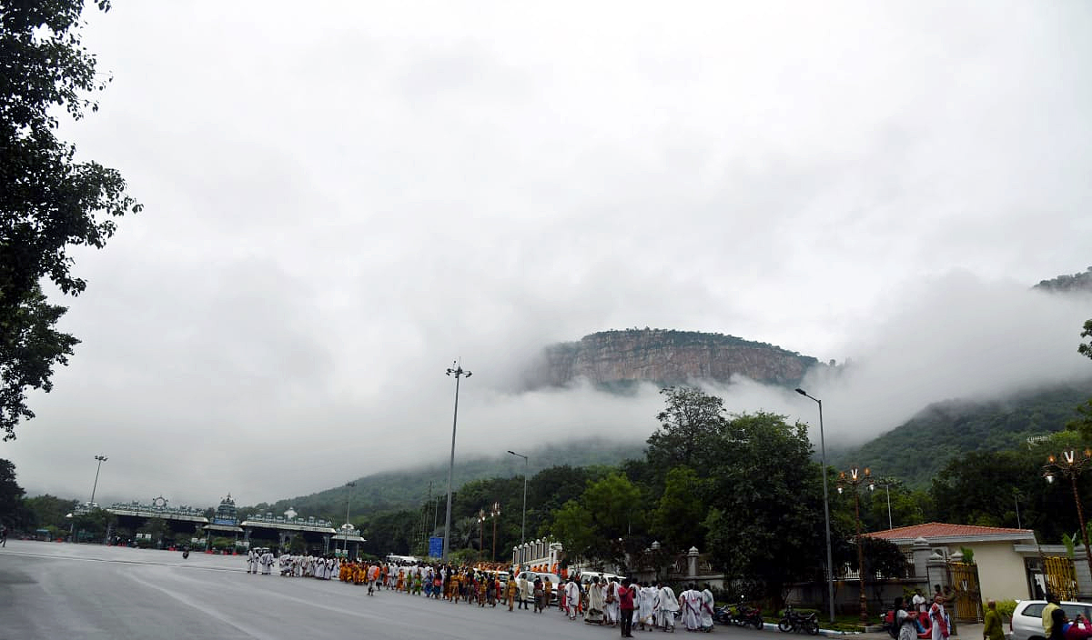 Tirumala Tirupati Temple Today Heavy Fog Photos - Sakshi8