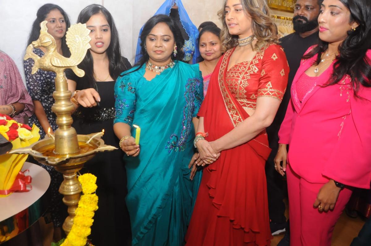 Namrata Shirodkar Inaugurates Reina Multi Designer Store HD Photo Gallery - Sakshi4