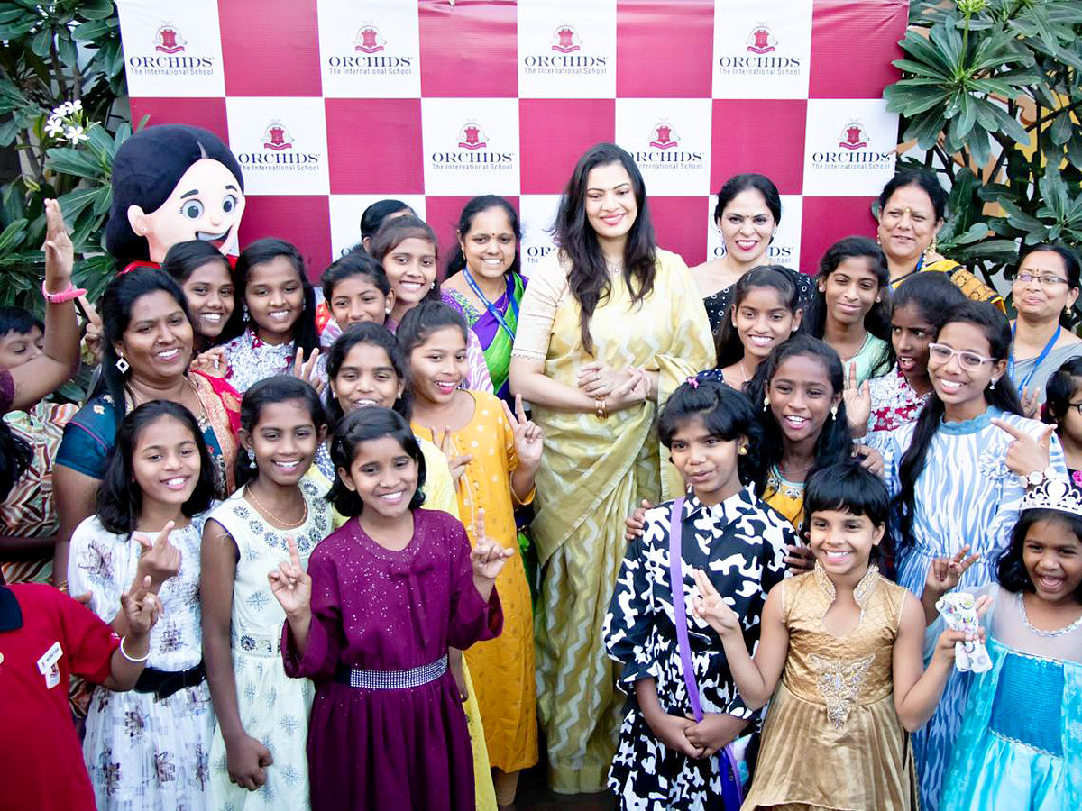 Geeta Madhuri chatted with students at Orchids International School PHotos - Sakshi7