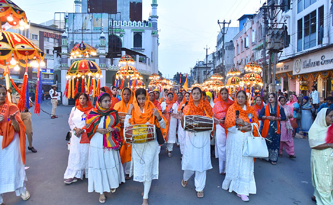 NAGAR KIRTAN On Occasion Of 554th Birthday Celebration Of Sri Guru Nanak Jayanti Photos - Sakshi2