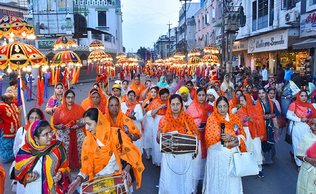 NAGAR KIRTAN On Occasion Of 554th Birthday Celebration Of Sri Guru Nanak Jayanti Photos - Sakshi3