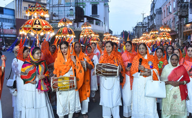 NAGAR KIRTAN On Occasion Of 554th Birthday Celebration Of Sri Guru Nanak Jayanti Photos - Sakshi4