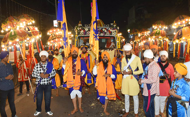 NAGAR KIRTAN On Occasion Of 554th Birthday Celebration Of Sri Guru Nanak Jayanti Photos - Sakshi7