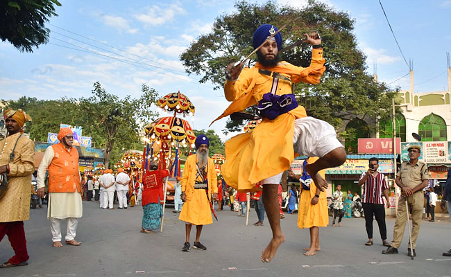 NAGAR KIRTAN On Occasion Of 554th Birthday Celebration Of Sri Guru Nanak Jayanti Photos - Sakshi8