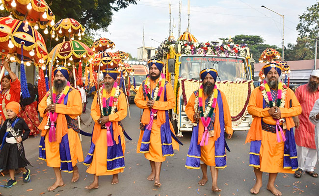 NAGAR KIRTAN On Occasion Of 554th Birthday Celebration Of Sri Guru Nanak Jayanti Photos - Sakshi9