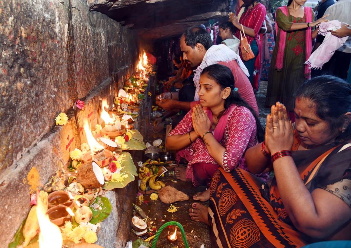 Karthika Pournami Celebrations In Andhra Pradesh And Telangana Photos - Sakshi19