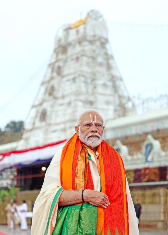 PM Narendra Modi Visits Tirumala Temple HD Photos - Sakshi4