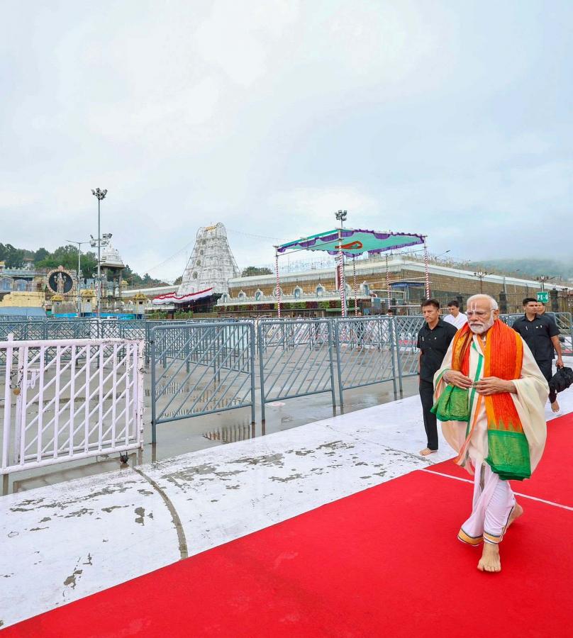 PM Narendra Modi Visits Tirumala Temple HD Photos - Sakshi5