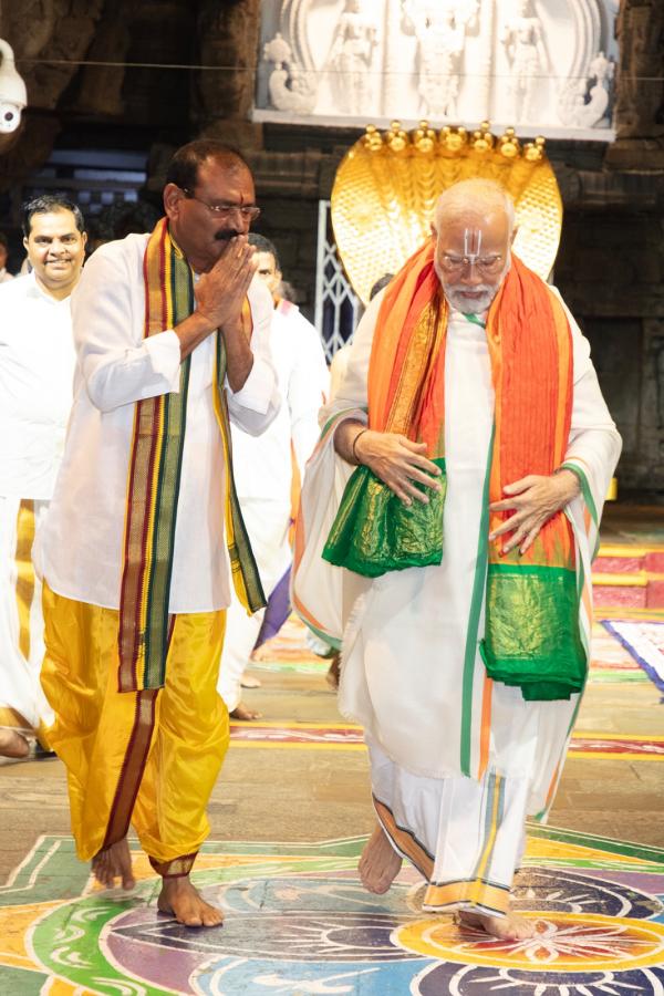 PM Narendra Modi Visits Tirumala Temple HD Photos - Sakshi11