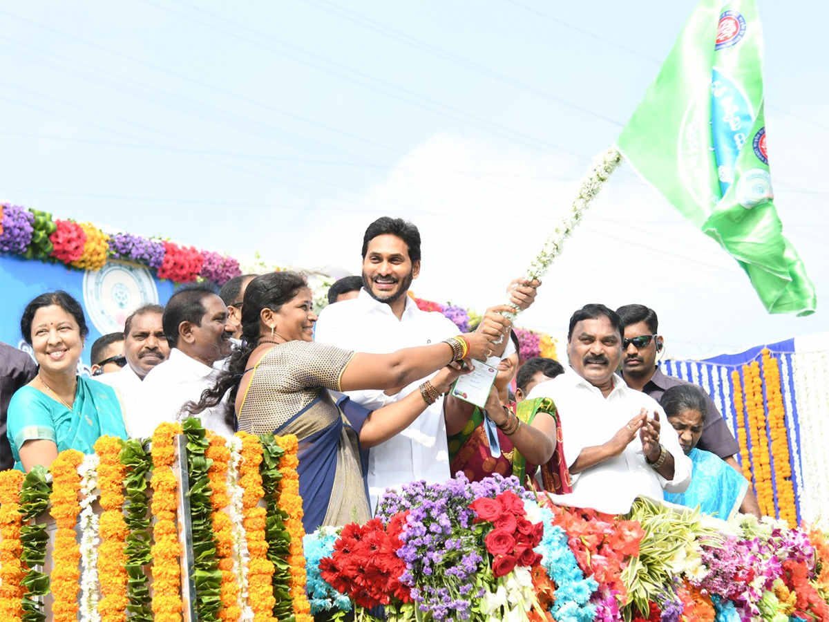 CM YS Jagan started cleaning Vehicles In AP - Sakshi1