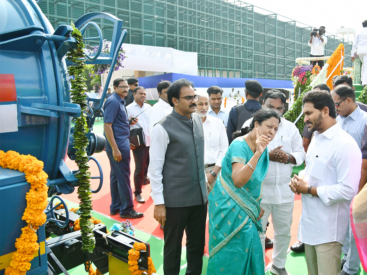 CM YS Jagan started cleaning Vehicles In AP - Sakshi13