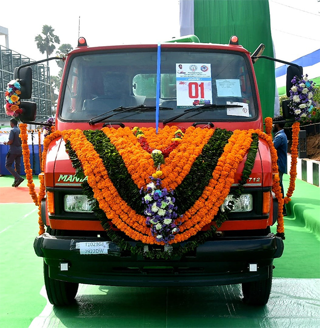 CM YS Jagan started cleaning Vehicles In AP - Sakshi14