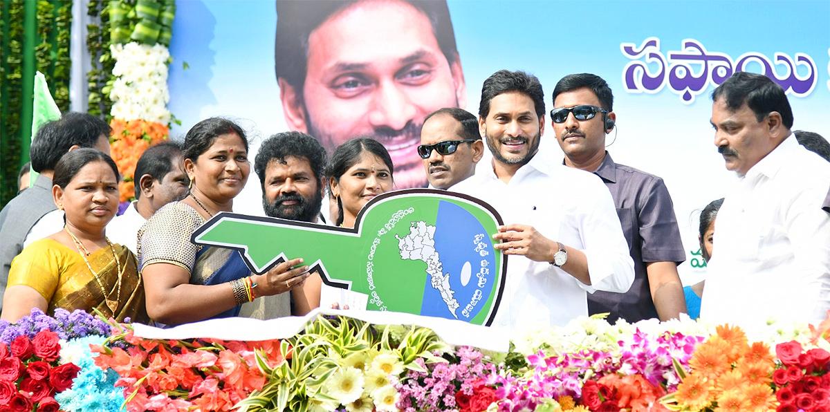 CM YS Jagan started cleaning Vehicles In AP - Sakshi15