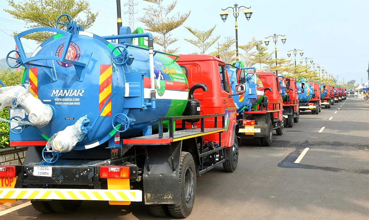 CM YS Jagan started cleaning Vehicles In AP - Sakshi16