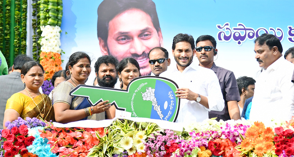 CM YS Jagan started cleaning Vehicles In AP - Sakshi17