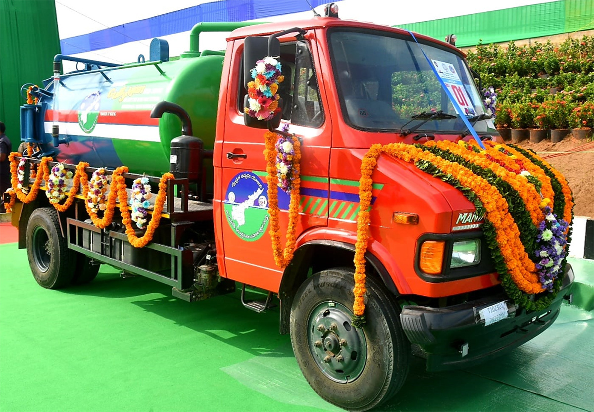 CM YS Jagan started cleaning Vehicles In AP - Sakshi18