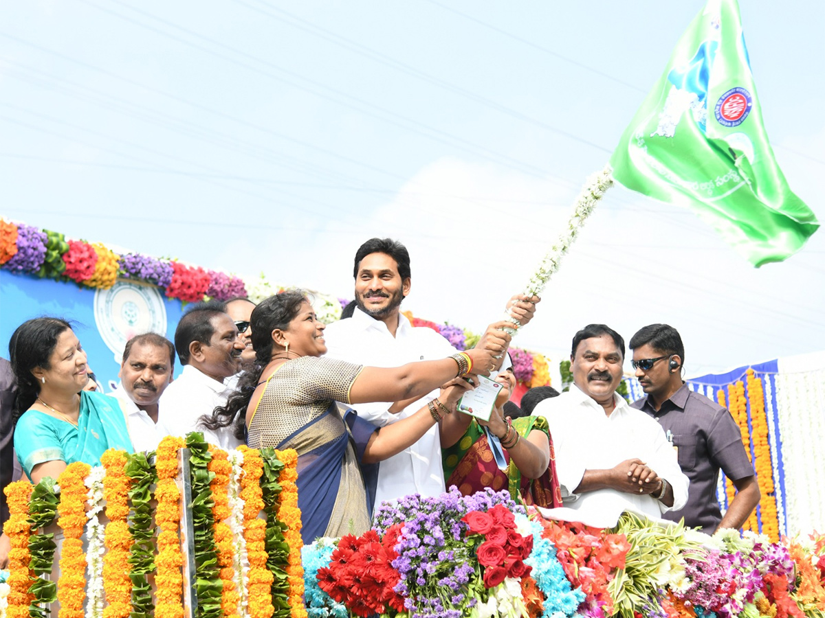 CM YS Jagan started cleaning Vehicles In AP - Sakshi19