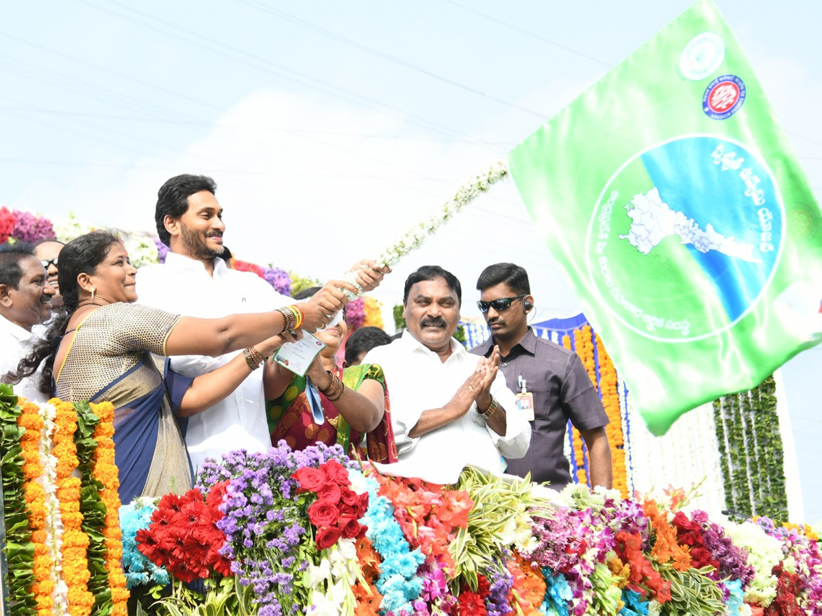 CM YS Jagan started cleaning Vehicles In AP - Sakshi21