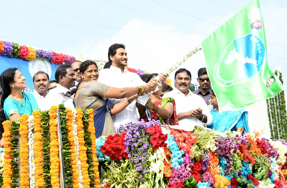 CM YS Jagan started cleaning Vehicles In AP - Sakshi9