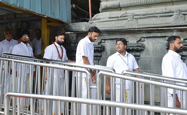 Cricketers Rishabh Pant and Axar Patel Visits Tirumala Temple PHotos - Sakshi10