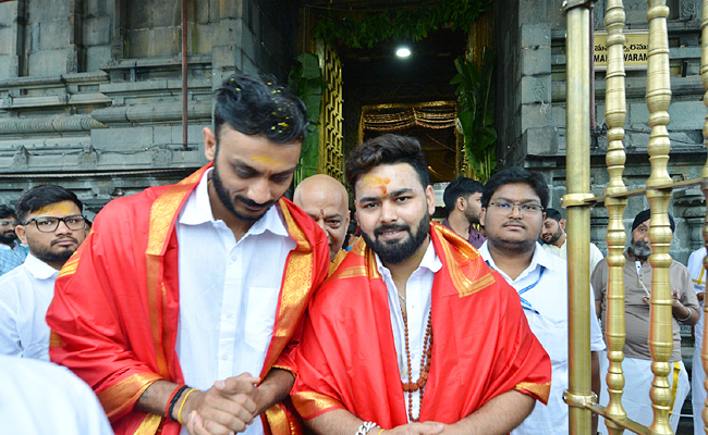 Cricketers Rishabh Pant and Axar Patel Visits Tirumala Temple PHotos - Sakshi9