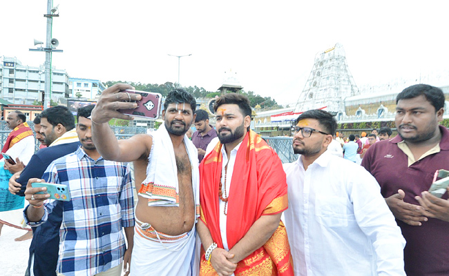 Cricketers Rishabh Pant and Axar Patel Visits Tirumala Temple PHotos - Sakshi19