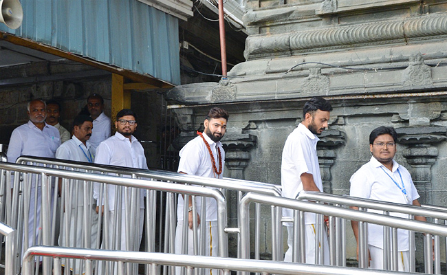 Cricketers Rishabh Pant and Axar Patel Visits Tirumala Temple PHotos - Sakshi11