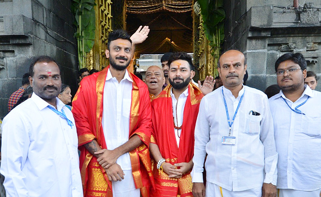 Cricketers Rishabh Pant and Axar Patel Visits Tirumala Temple PHotos - Sakshi4