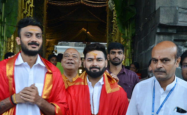 Cricketers Rishabh Pant and Axar Patel Visits Tirumala Temple PHotos - Sakshi5