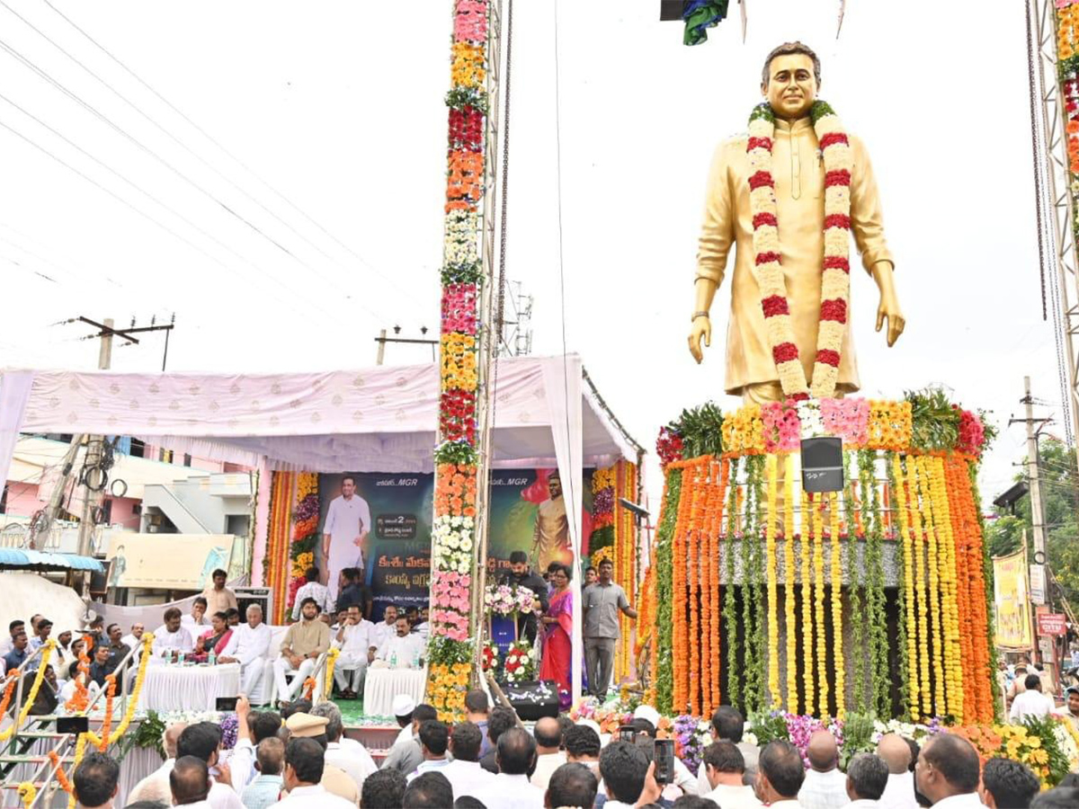 Mekapati Goutham Reddy Statue Univales At Nellore Dycus Road - Sakshi1