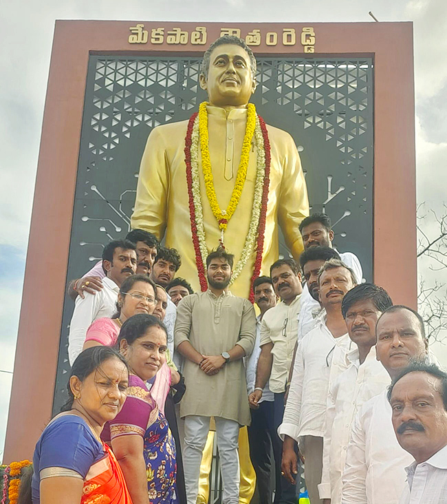 Mekapati Goutham Reddy Statue Univales At Nellore Dycus Road - Sakshi11