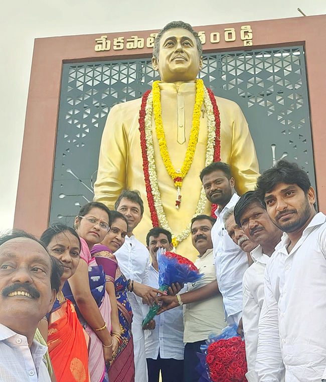 Mekapati Goutham Reddy Statue Univales At Nellore Dycus Road - Sakshi14