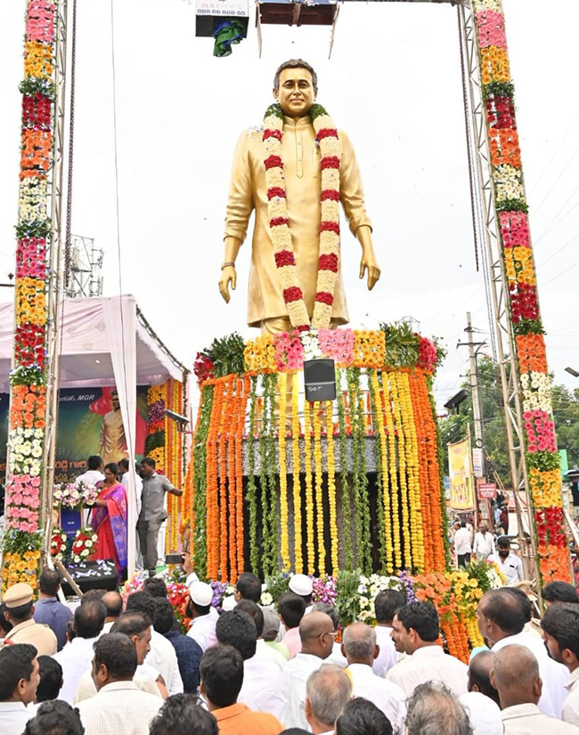 Mekapati Goutham Reddy Statue Univales At Nellore Dycus Road - Sakshi2