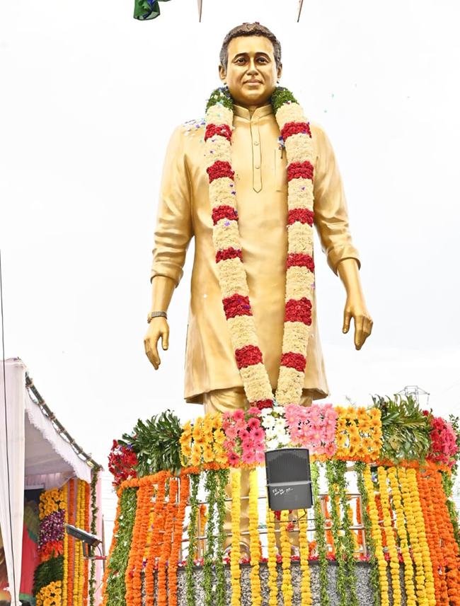 Mekapati Goutham Reddy Statue Univales At Nellore Dycus Road - Sakshi9