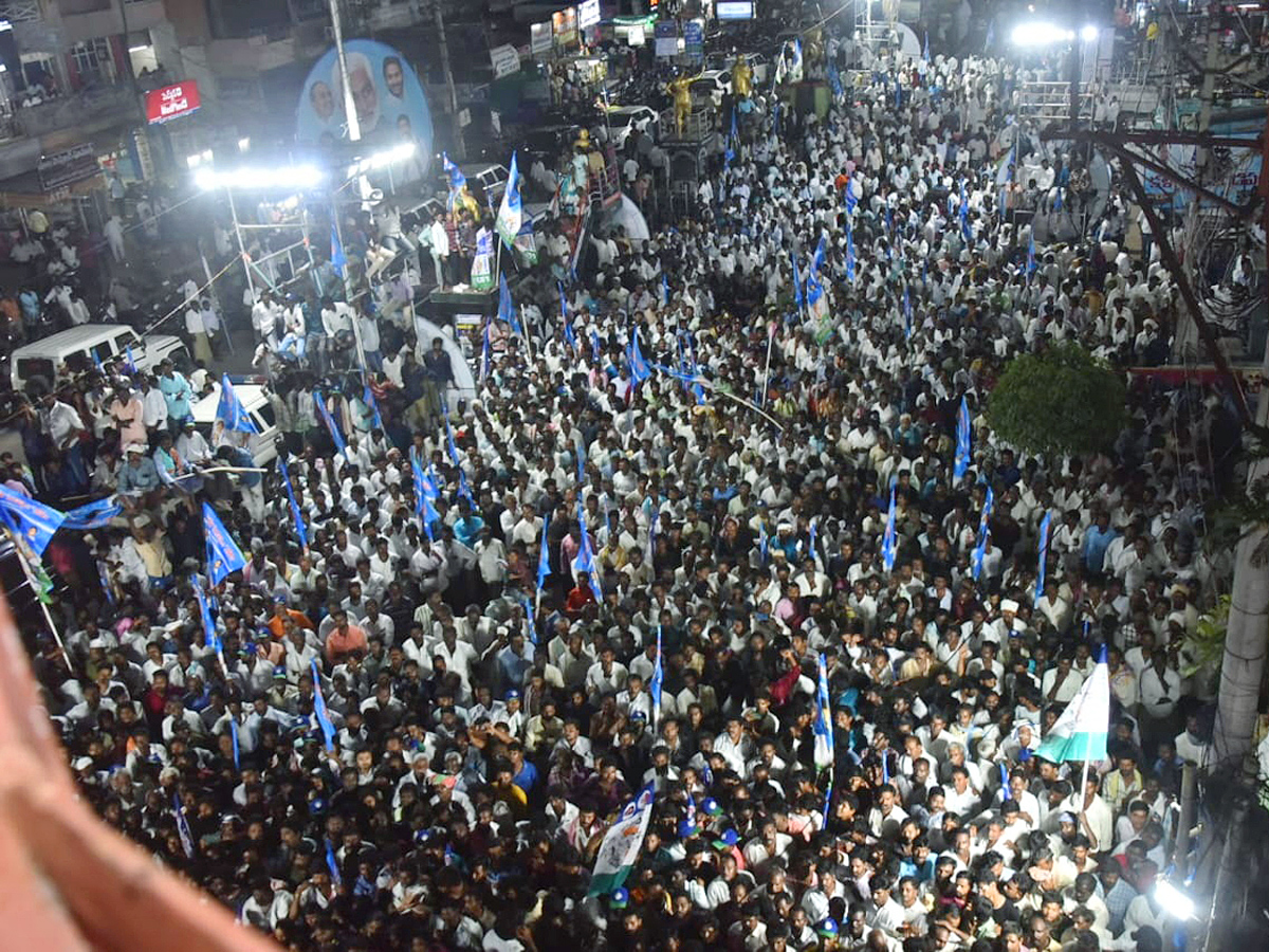 YSRCP Samajika Sadhikara Bus Yatra Photos - Sakshi2