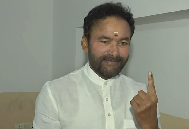 Cine Stars And Celebrities Cast Their Votes In TS Assembly Elections - Sakshi16