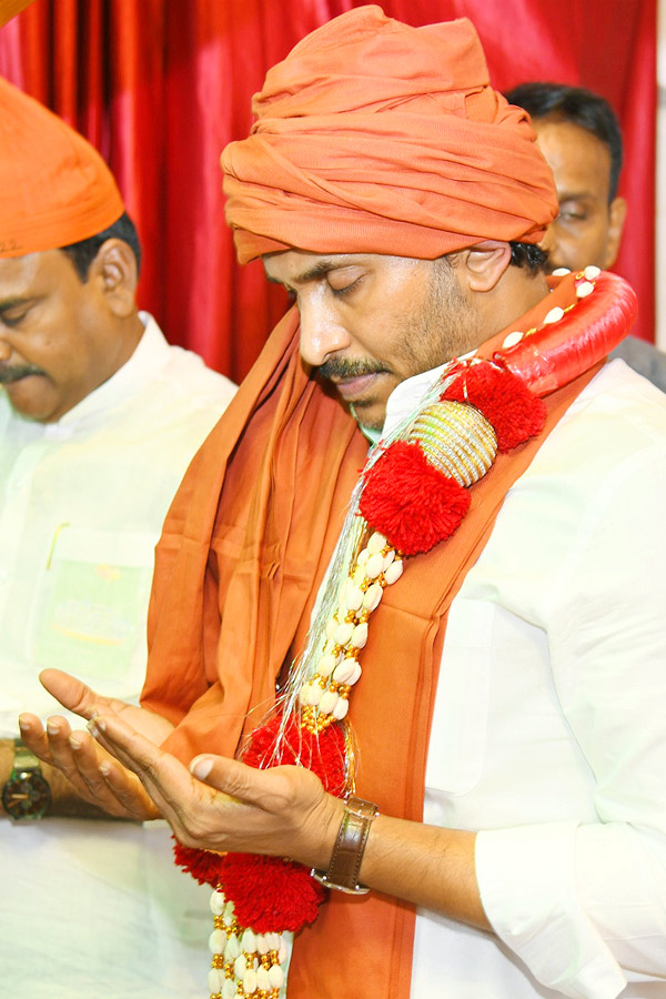 CM YS Jagan Participated in Prayer at Ameen Peer Dargah in Kadapa Photos - Sakshi11