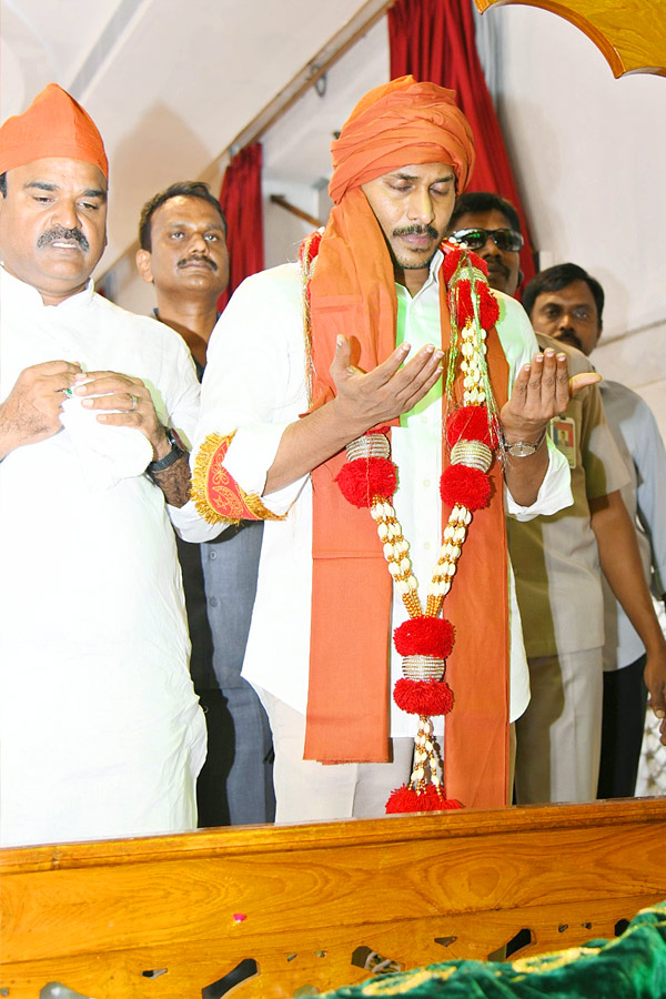 CM YS Jagan Participated in Prayer at Ameen Peer Dargah in Kadapa Photos - Sakshi12