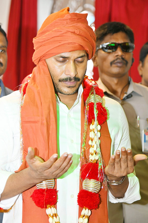 CM YS Jagan Participated in Prayer at Ameen Peer Dargah in Kadapa Photos - Sakshi13