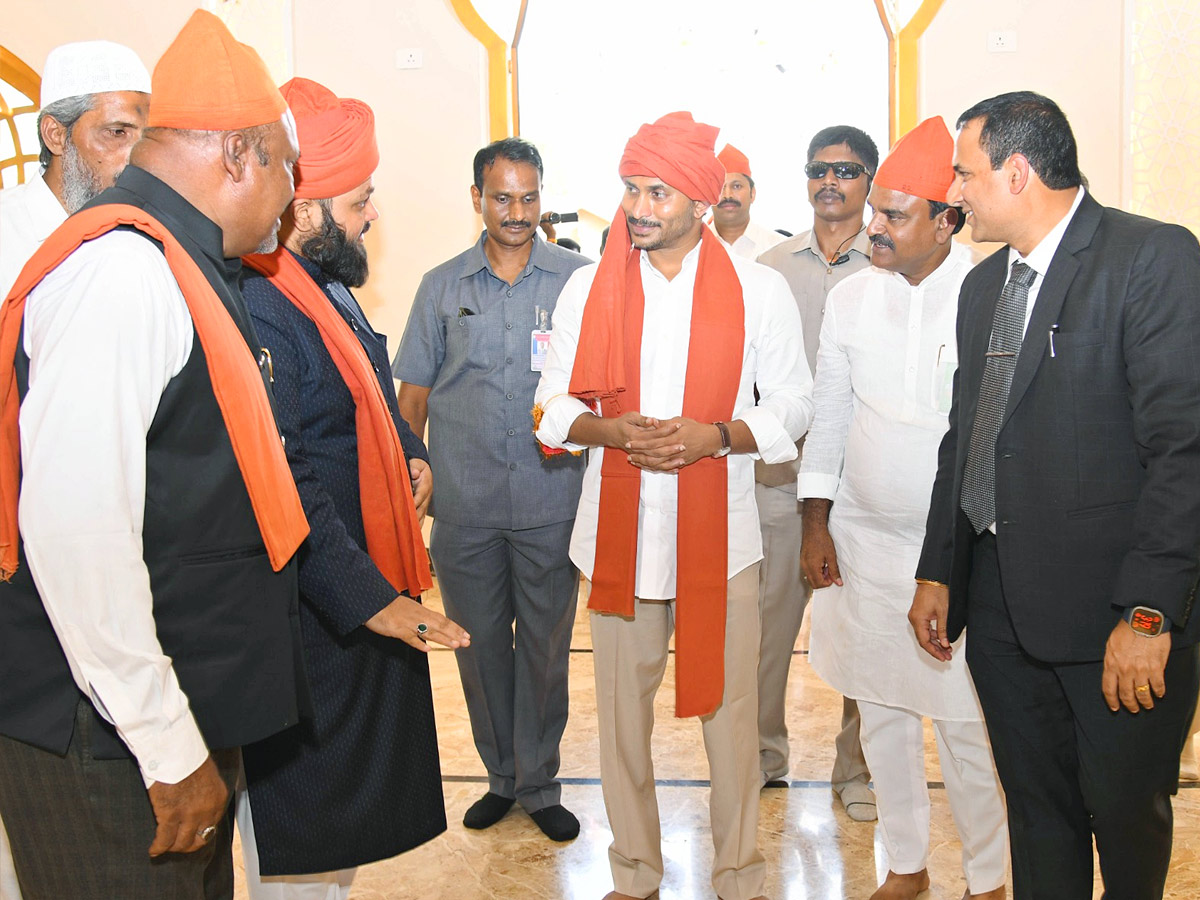 CM YS Jagan Participated in Prayer at Ameen Peer Dargah in Kadapa Photos - Sakshi17