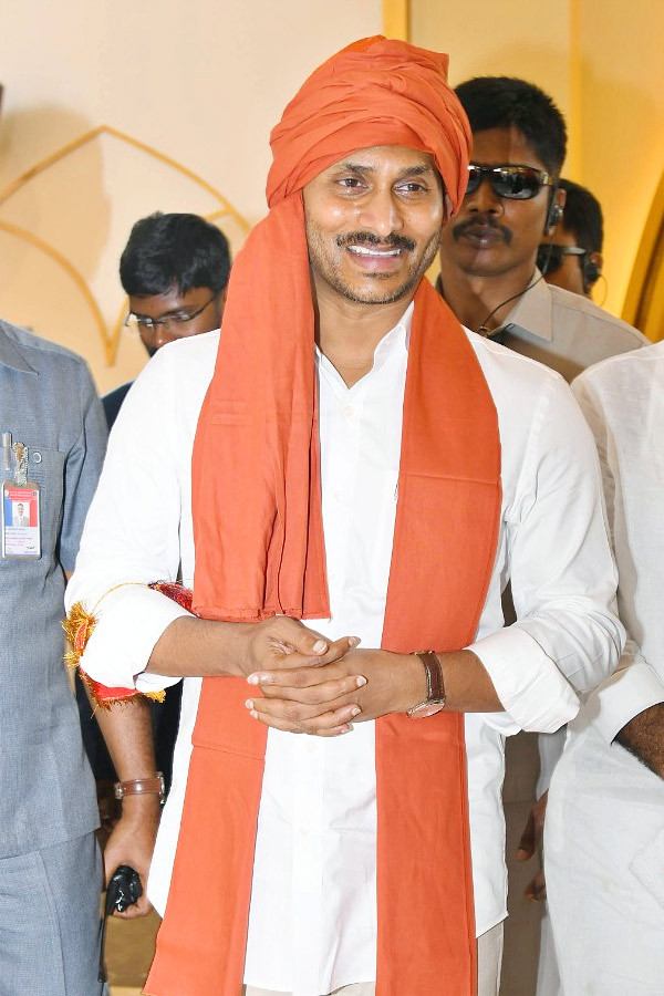 CM YS Jagan Participated in Prayer at Ameen Peer Dargah in Kadapa Photos - Sakshi3