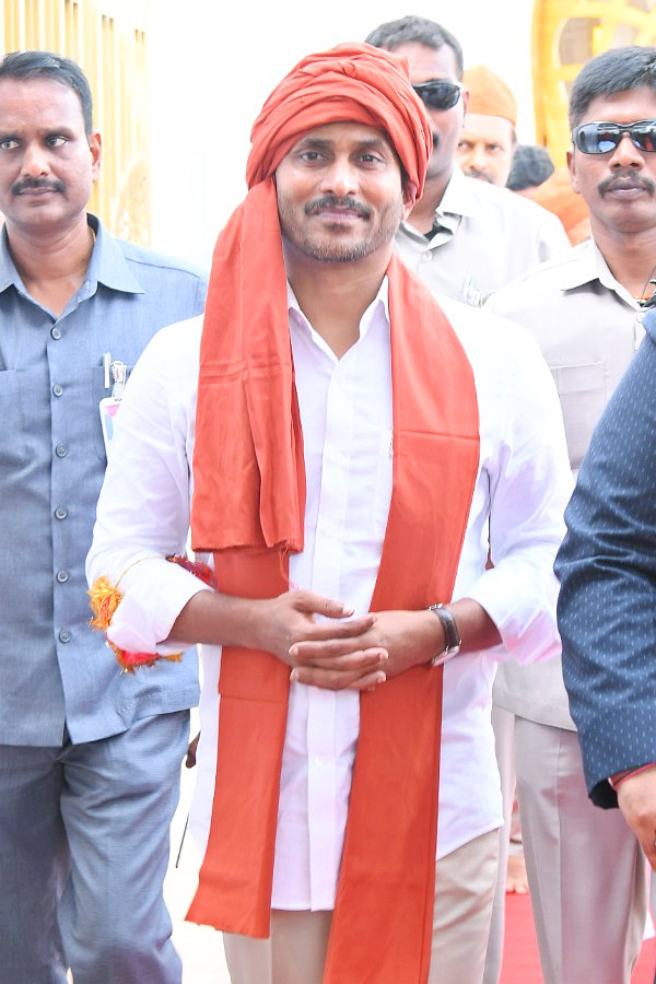 CM YS Jagan Participated in Prayer at Ameen Peer Dargah in Kadapa Photos - Sakshi4