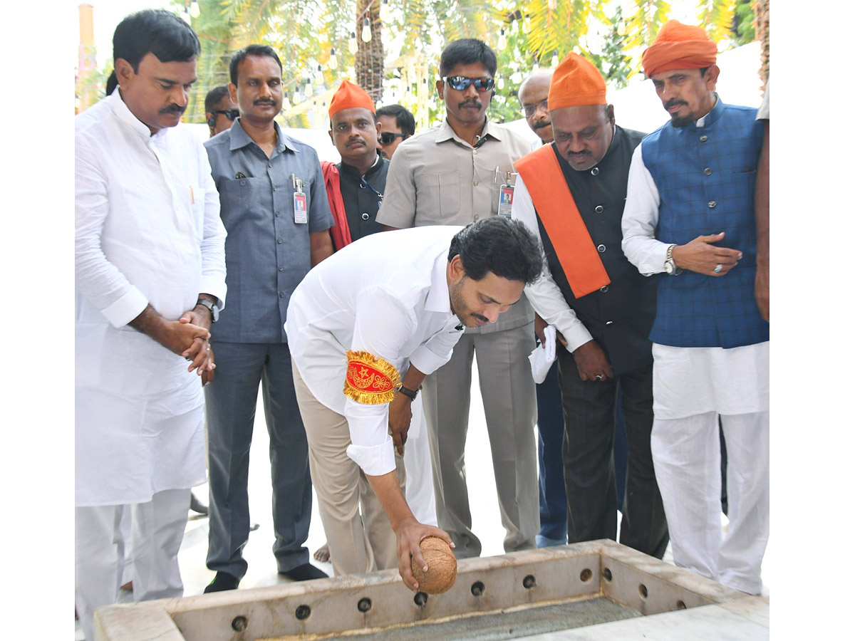 CM YS Jagan Participated in Prayer at Ameen Peer Dargah in Kadapa Photos - Sakshi5