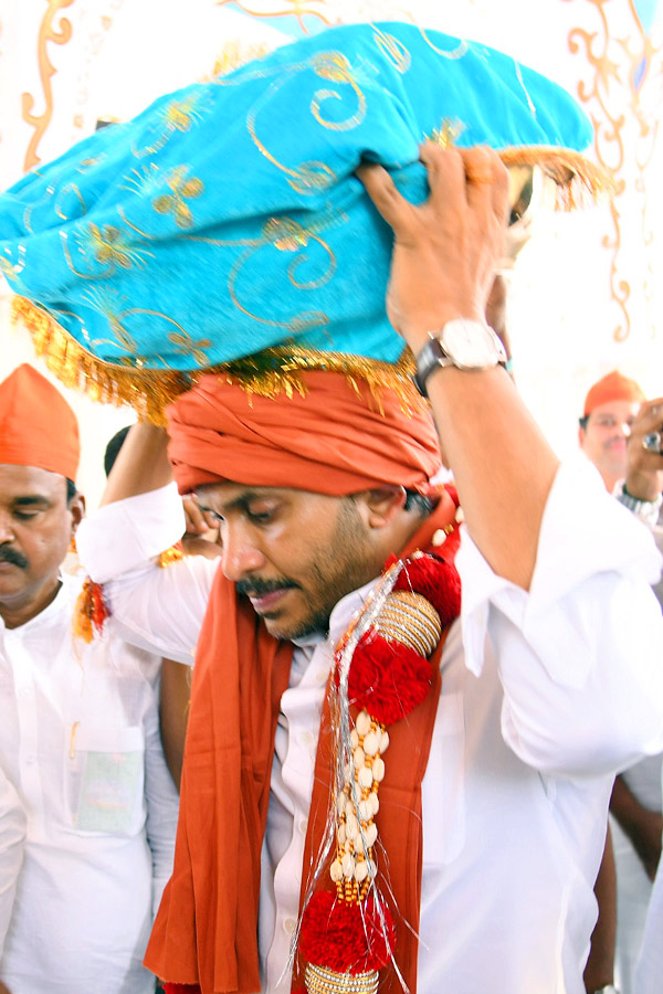 CM YS Jagan Participated in Prayer at Ameen Peer Dargah in Kadapa Photos - Sakshi6