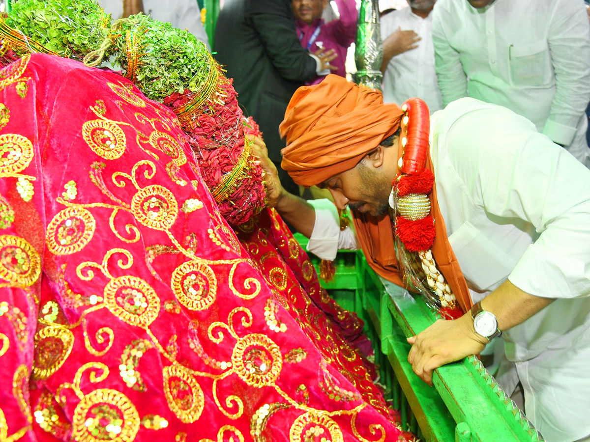 CM YS Jagan Participated in Prayer at Ameen Peer Dargah in Kadapa Photos - Sakshi9