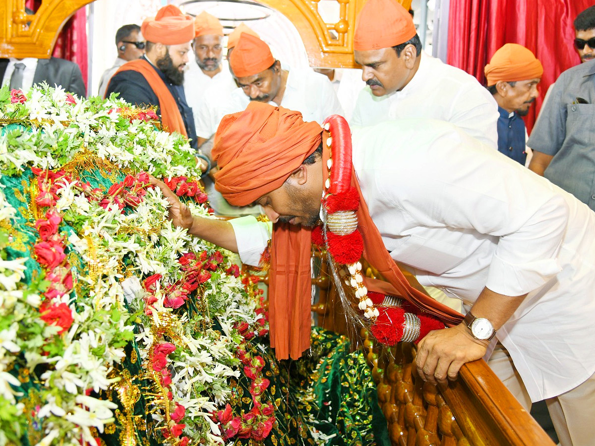 CM YS Jagan Participated in Prayer at Ameen Peer Dargah in Kadapa Photos - Sakshi10