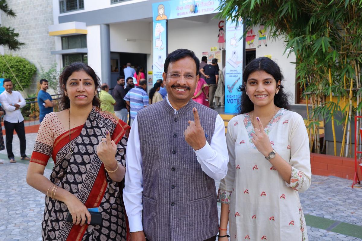 Celebrities Cast Their Votes In Telangana Assembly Elections Photos - Sakshi23