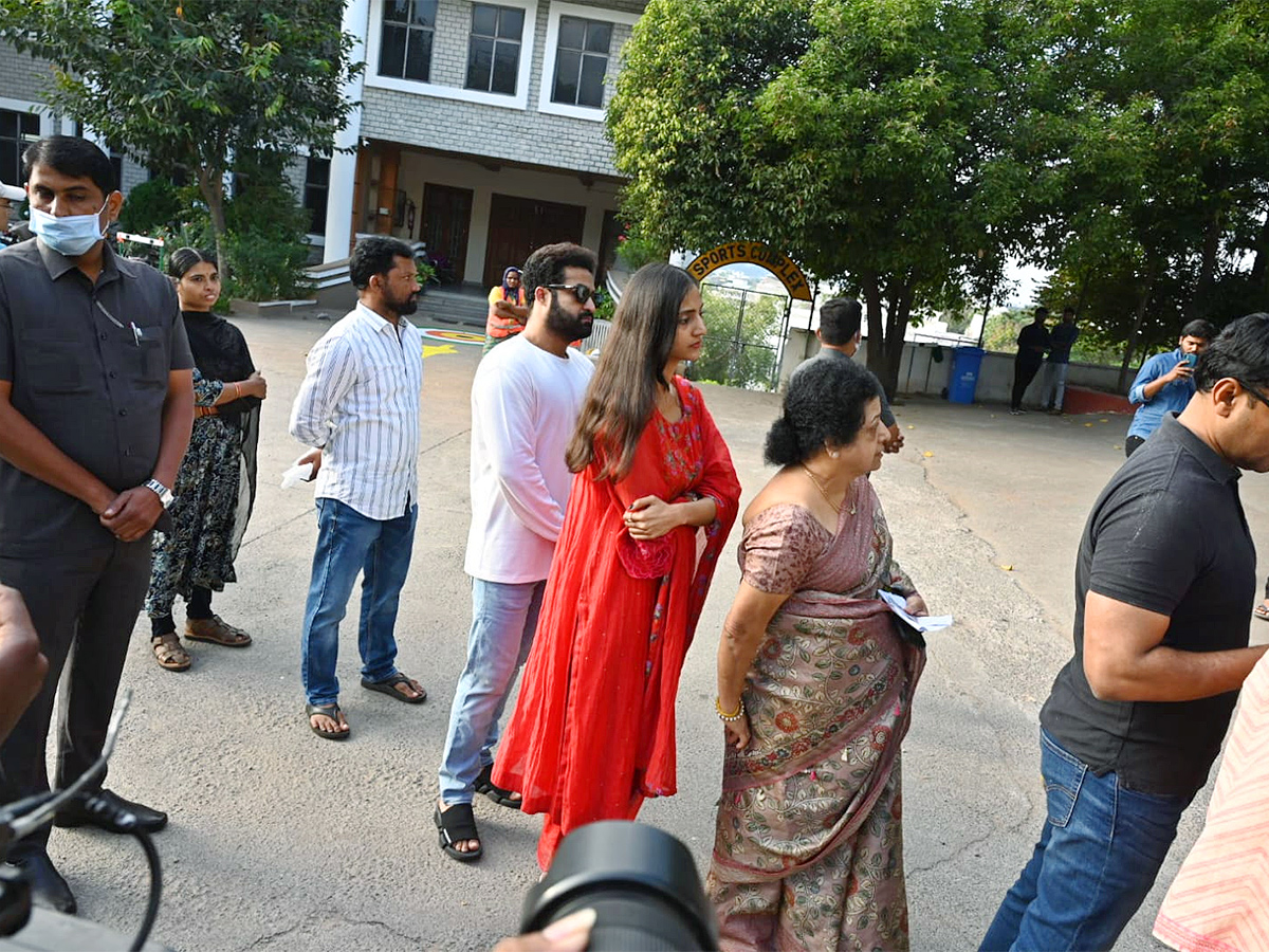 Cine Stars And Celebrities Cast Their Votes In TS Assembly Elections - Sakshi6