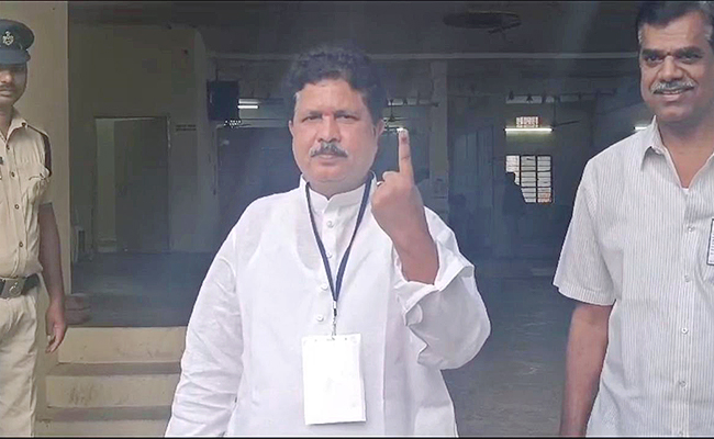 Cine Stars And Celebrities Cast Their Votes In TS Assembly Elections - Sakshi10